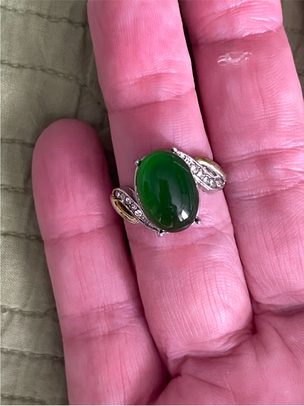 VINTAGE GREEN STONE COCKTAIL RING  W/ CZ ACCENTS & SILVER/GOLD TONE - SIZE 7-7.5